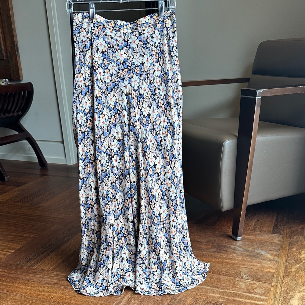 Zara maxi skirt. Size S in a lovely floral fabric.